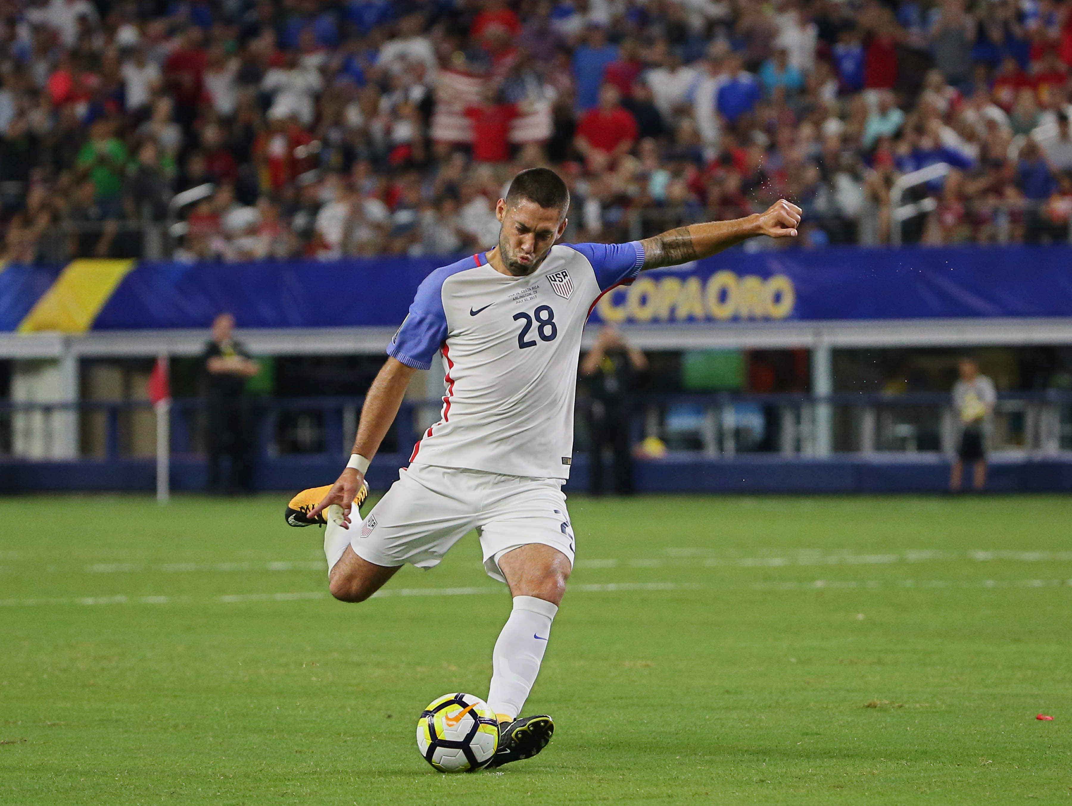 Clint Dempsey's record goal, assist leads US into Gold Cup final