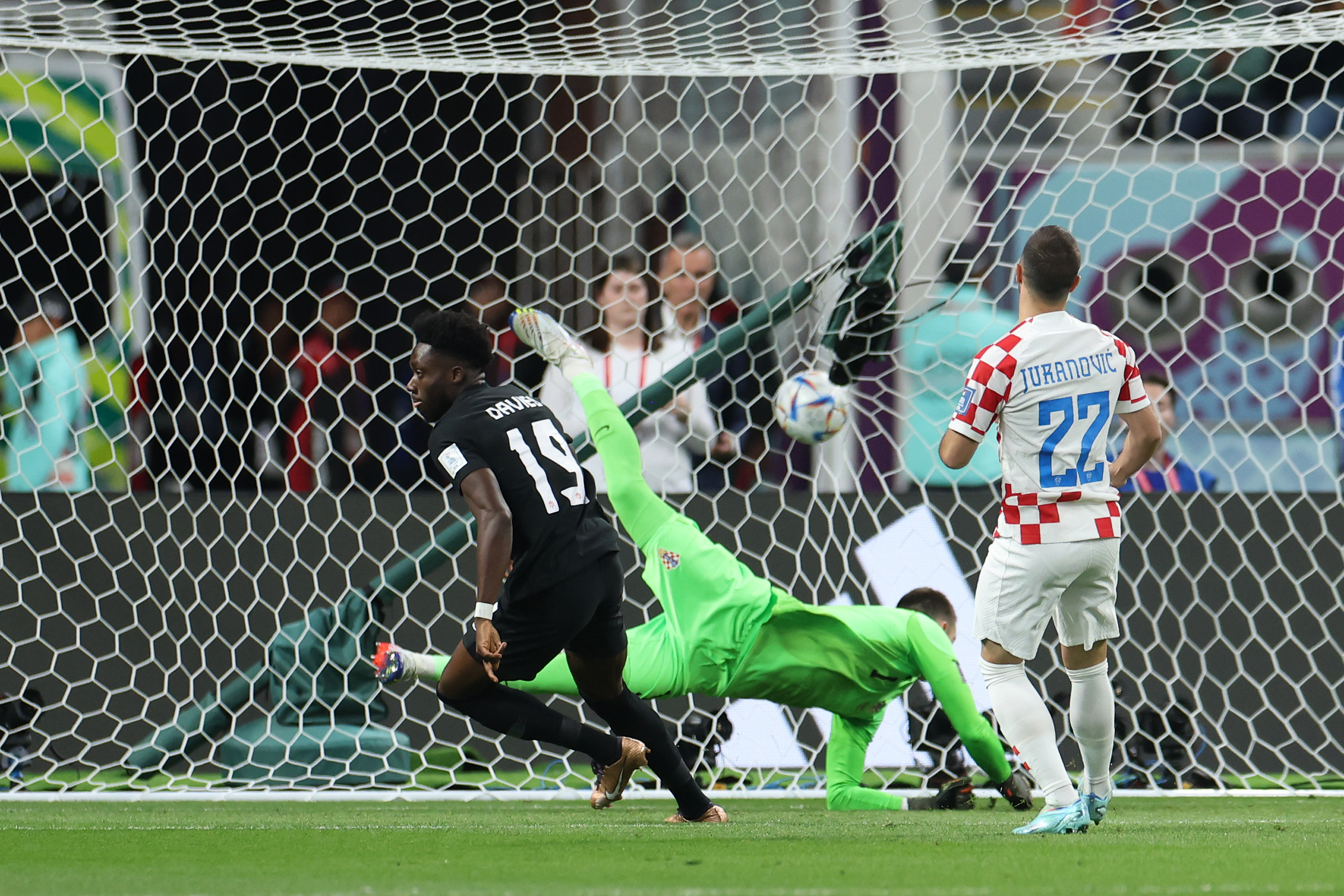 Canada's Alphonso Davies scores goal vs. Croatia in 2'