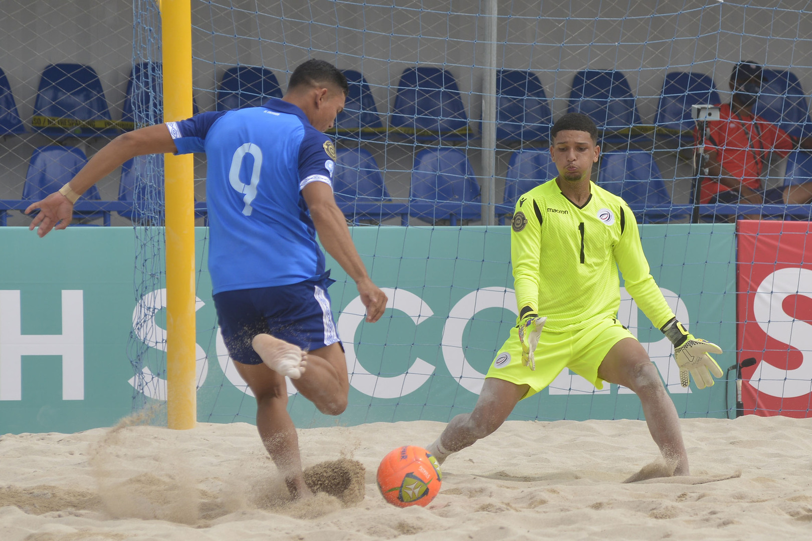 La selección masculina de fútbol playa sale a la cancha, la diaria