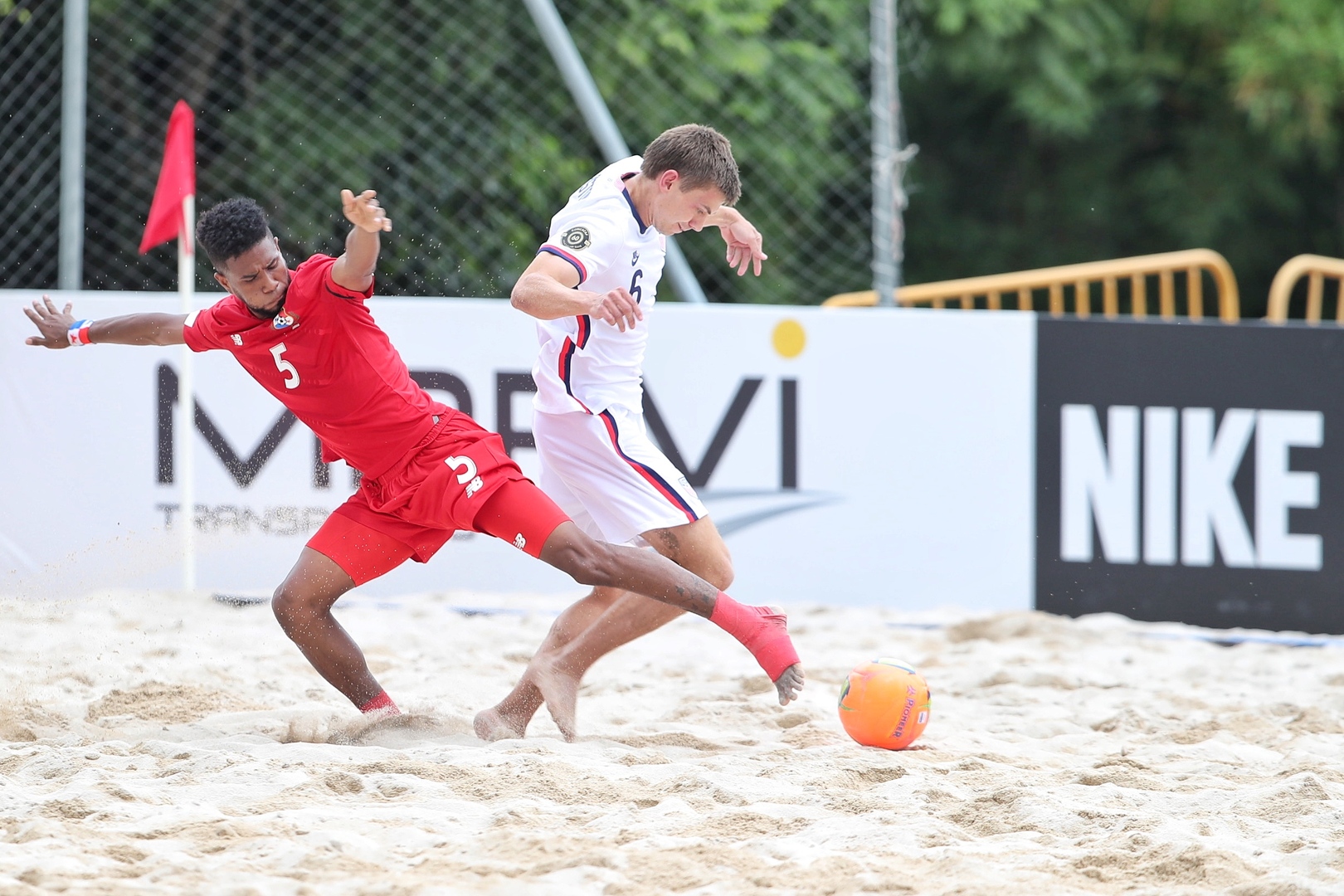 Пляжный футбол. Каким мячом играют в пляжный футбол. Beach Soccer. Pro Beach Soccer.